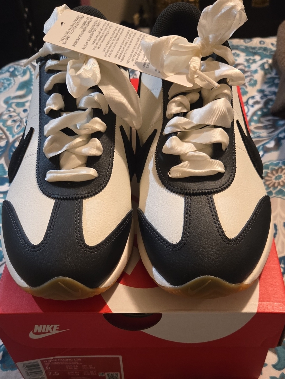 Nike Women’s Black and White Retro-Style Sneakers Unisex 9 Womens/7.5 Mens